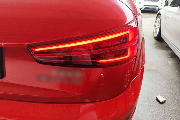 Audi Q3 2018 car image #8