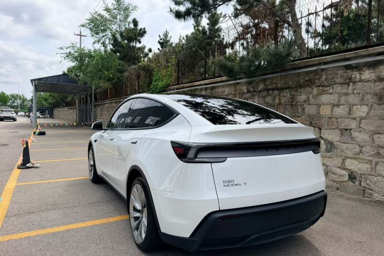 Tesla Model Y 2025 #5 Tesla Model Y 2025 car image #5