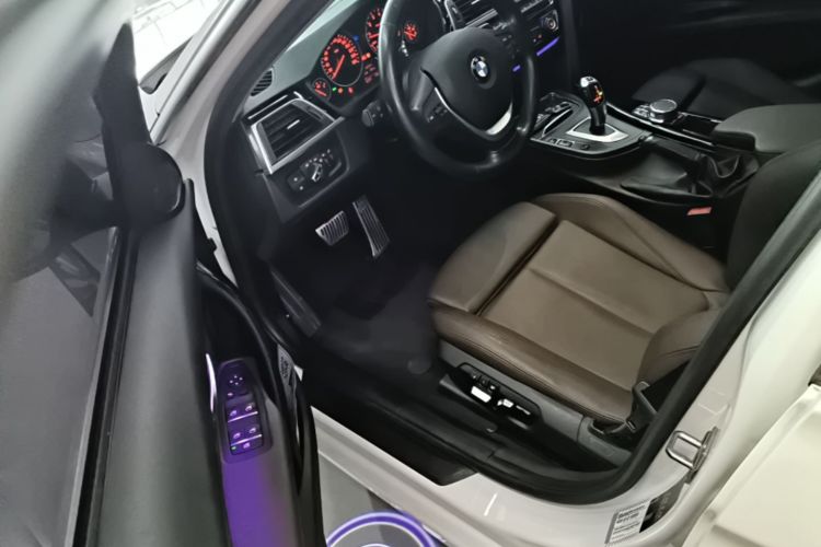 BMW 3 Series 2019 car image #16