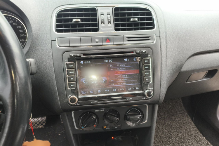 Volkswagen Polo 2016 car image #17