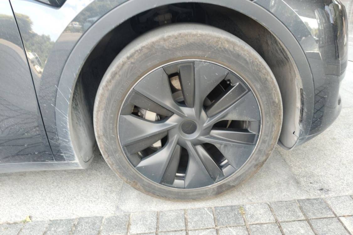Tesla Model Y 2024 immagine di auto #9