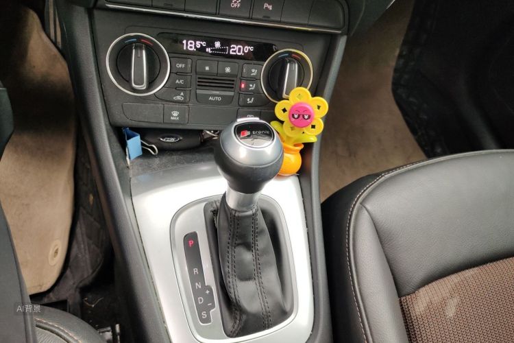 Audi Q3 2019 car image #16