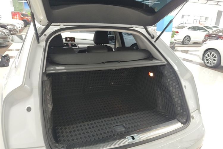 Audi Q3 2015 car image #19