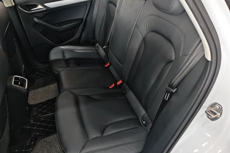 Audi Q3 2018 car image #17