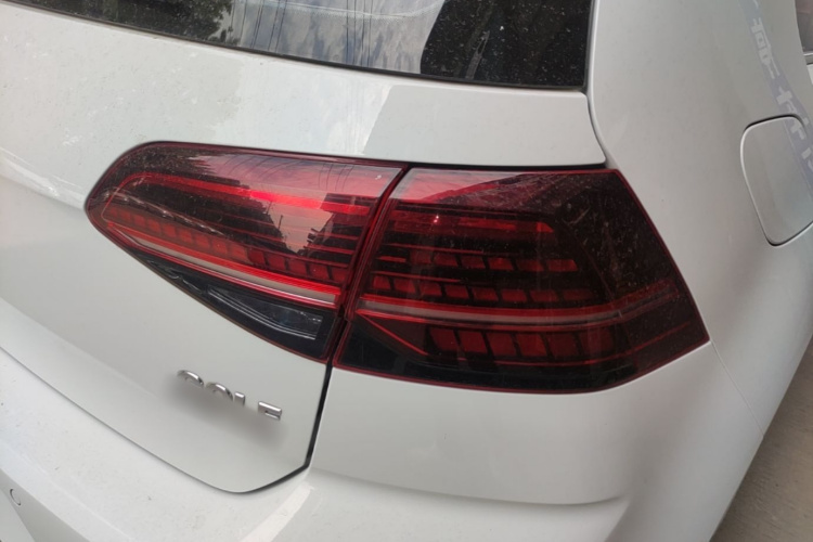 Volkswagen Golf 2018 car image #8