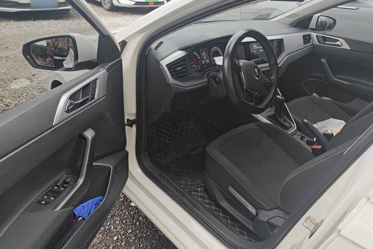 Volkswagen Polo 2022 car image #9