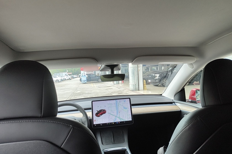 Tesla Model Y 2021 car image #18