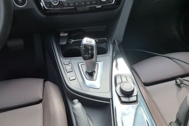 BMW 3 Series 2017 car image #18