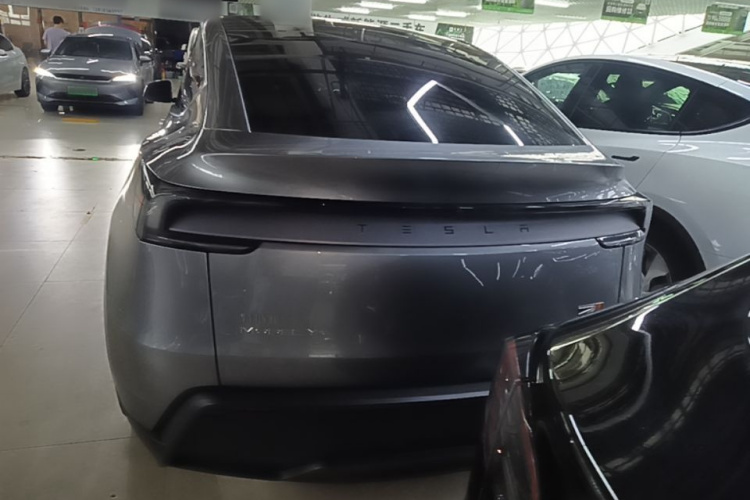 Tesla Model Y 2025 #4 Tesla Model Y 2025 car image #4
