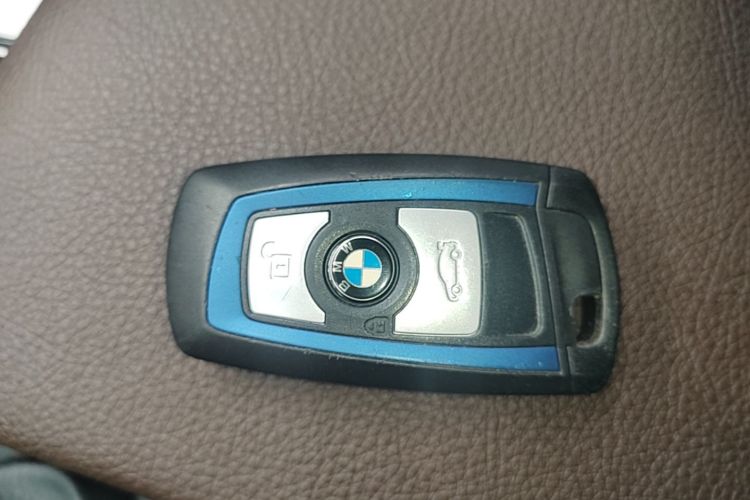 BMW 3 Series 2019 car image #9