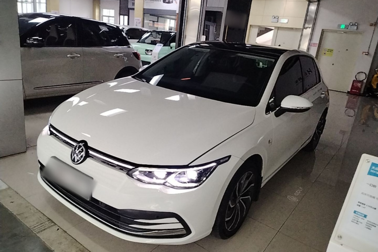 Volkswagen Golf 2023 car image #2