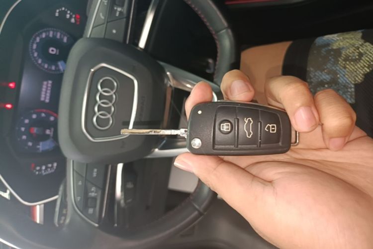 Audi Q3 2021 car image #9