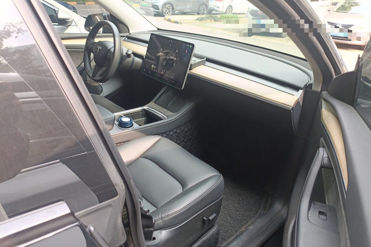 Tesla Model Y 2023 car image #27