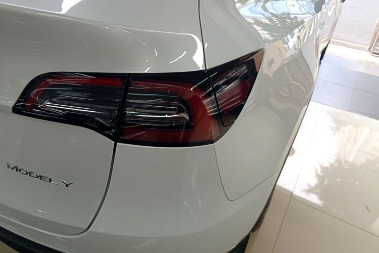Tesla Model Y 2025 #8 Tesla Model Y 2025 car image #8