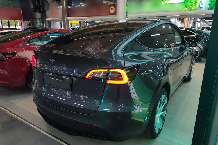 Tesla Model Y 2023 car image #7