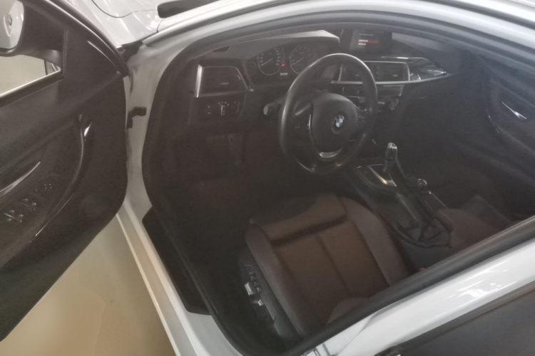 BMW 3 Series 2018 car image #12