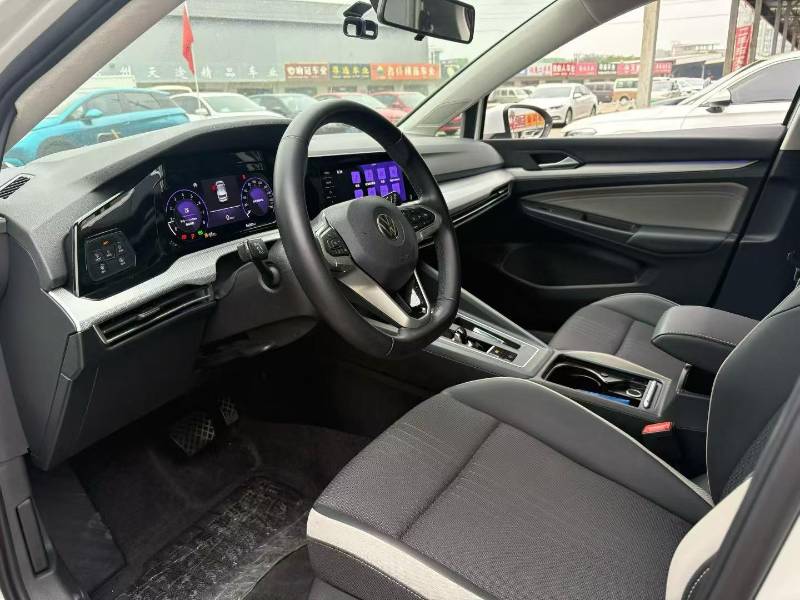 Volkswagen Golf 2022 car image #3
