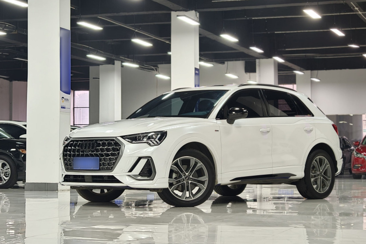 Audi Q3 2023 car image #2