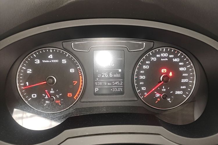 Audi Q3 2017 car image #12