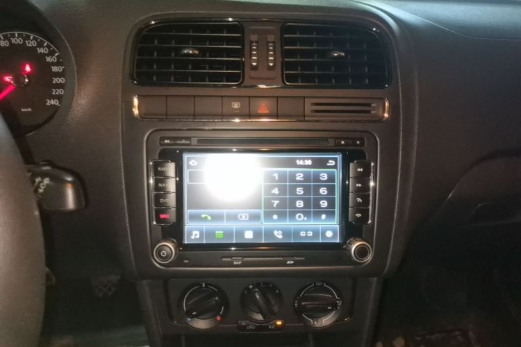 Volkswagen Polo 2015 car image #13