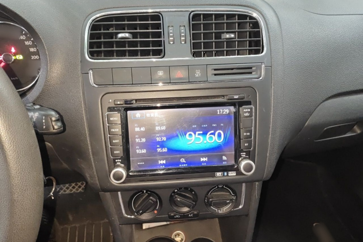 Volkswagen Polo 2015 #17 Volkswagen Polo 2015 car image #17