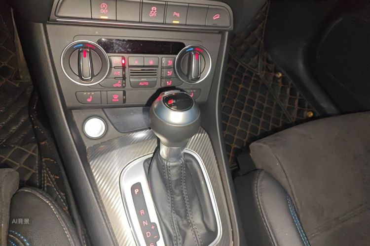 Audi Q3 2018 car image #16