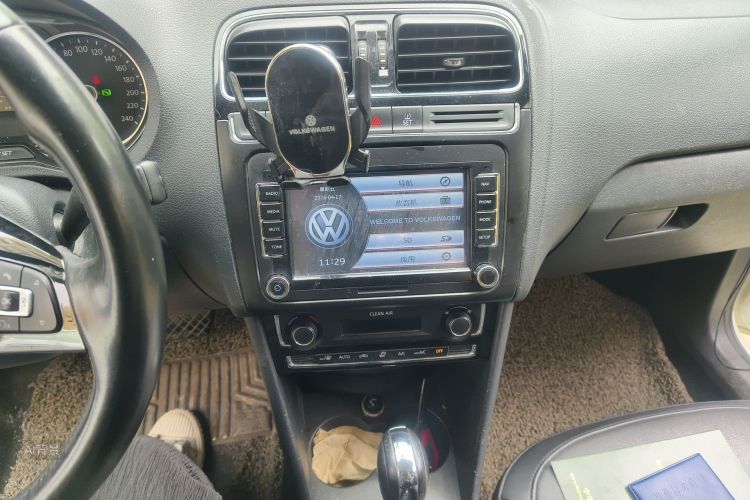 Volkswagen Polo 2018 car image #15