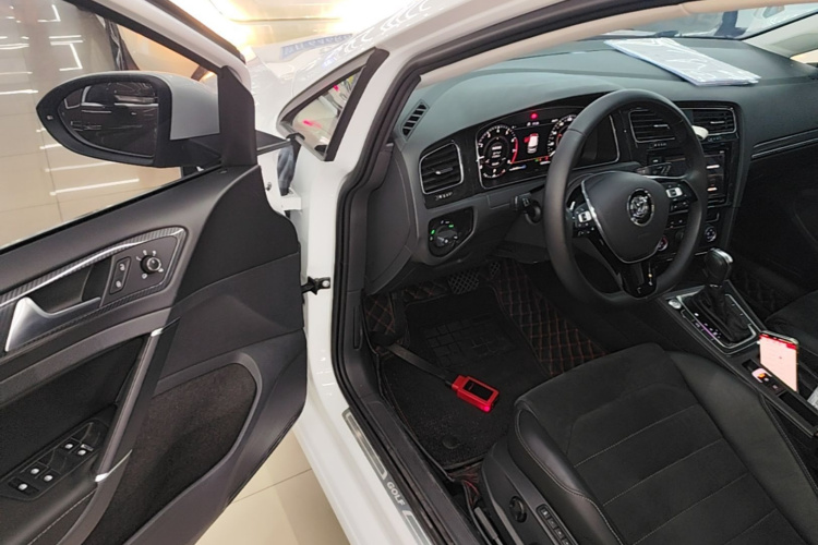 Volkswagen Golf 2019 car image #9
