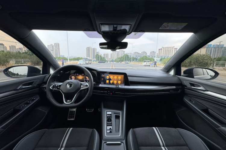 Volkswagen Golf 2021 car image #16