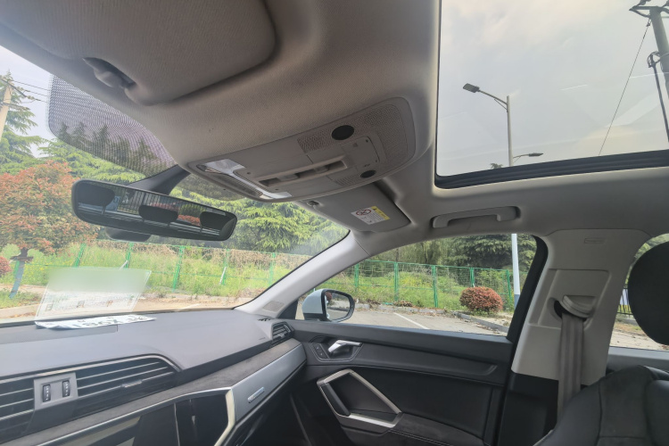 Audi Q3 2020 car image #17