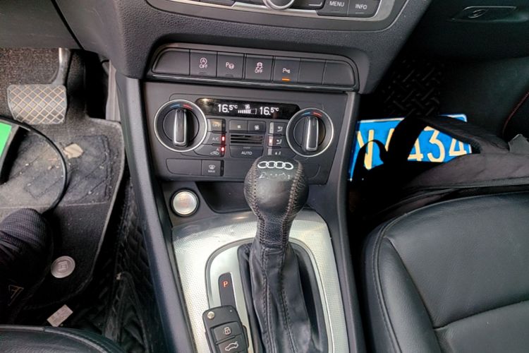 Audi Q3 2016 car image #14