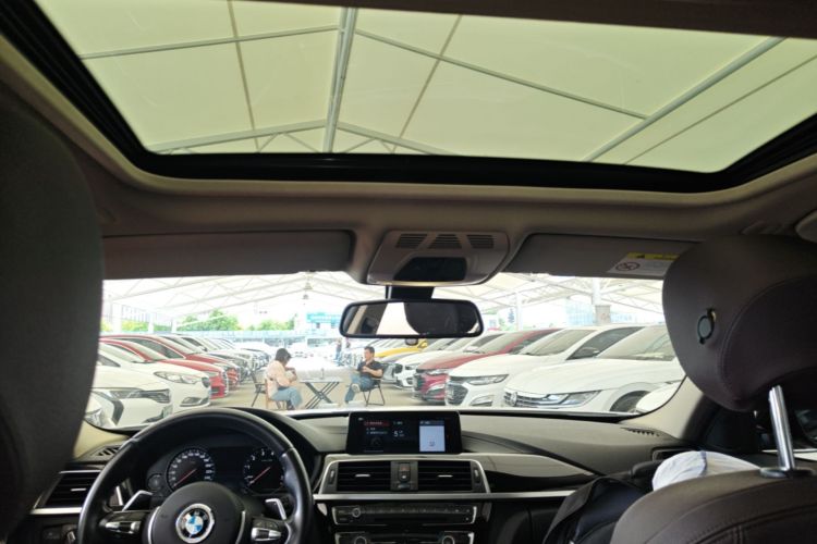BMW 3 Series 2019 car image #18