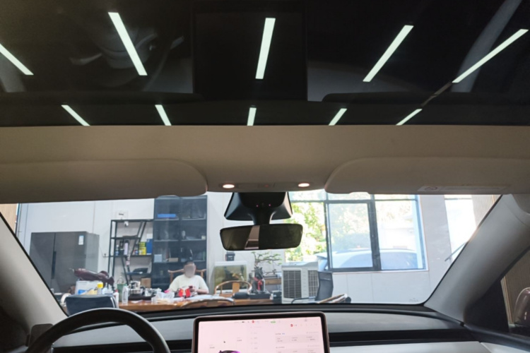 Tesla Model Y 2022 car image #18