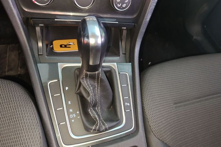 Volkswagen Golf 2017 car image #18