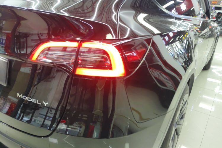 Tesla Model Y 2024 car image #8