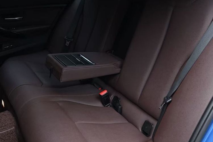 BMW 3 Series 2019 car image #13