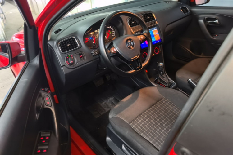 Volkswagen Polo 2016 car image #16