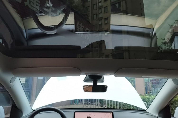 Tesla Model Y 2023 car image #18