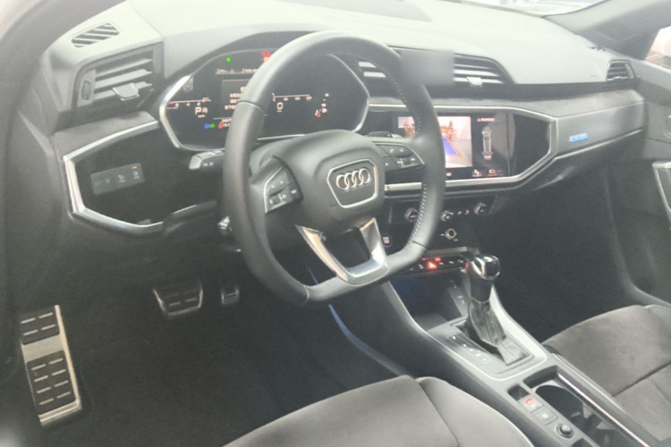 Audi Q3 2021 car image #10