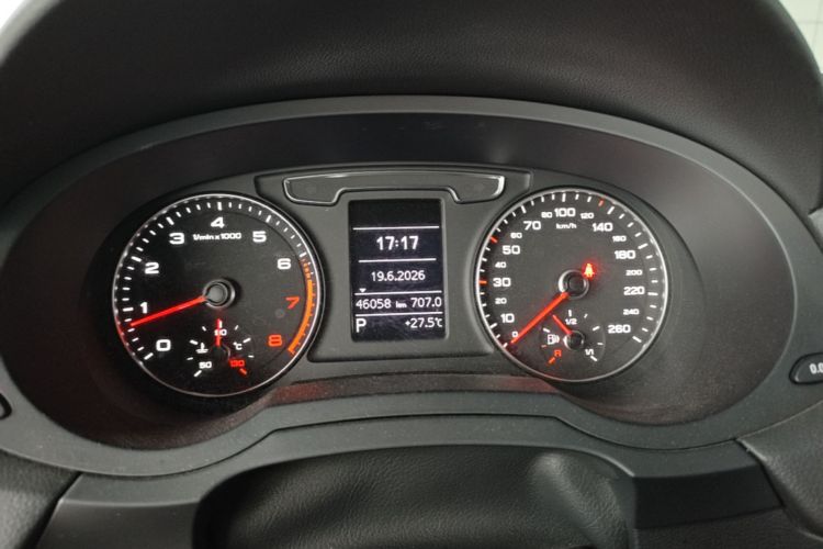 Audi Q3 2019 car image #13