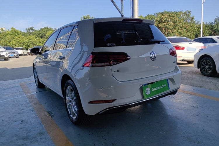 Volkswagen Golf 2018 car image #5
