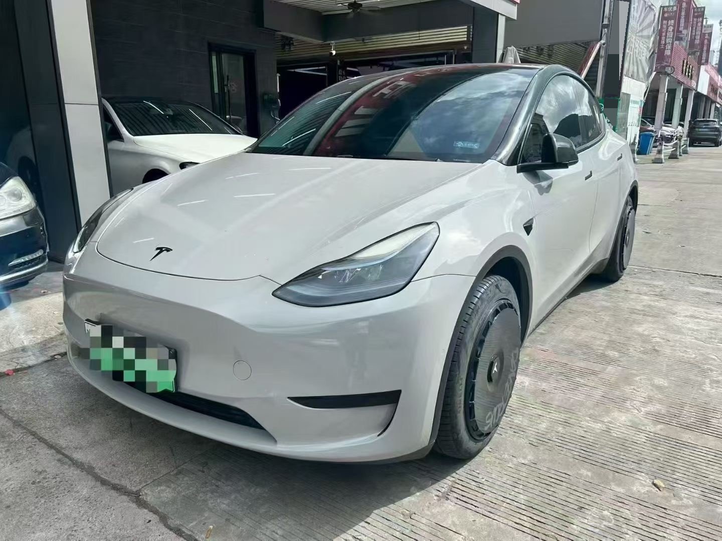 Tesla Model Y 2023 car image 