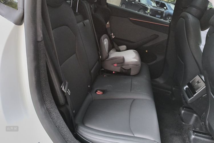 Tesla Model Y 2026 #19 Tesla Model Y 2026 car image #19
