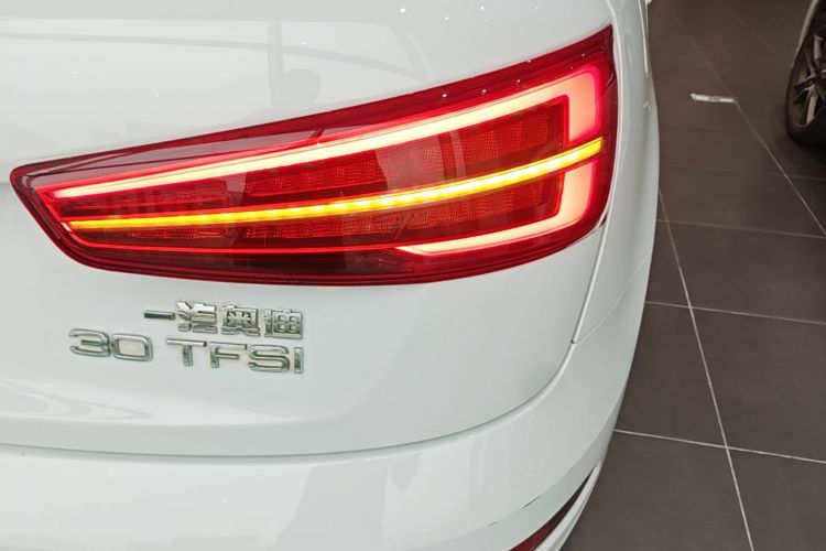 Audi Q3 2017 car image #8