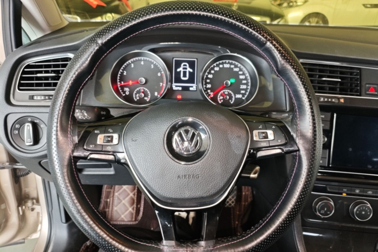 Volkswagen Golf 2019 car image #11