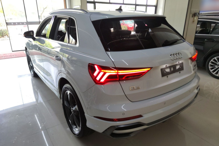 Audi Q3 2021 car image #5