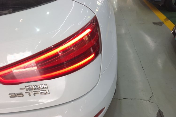 Audi Q3 2016 car image #8