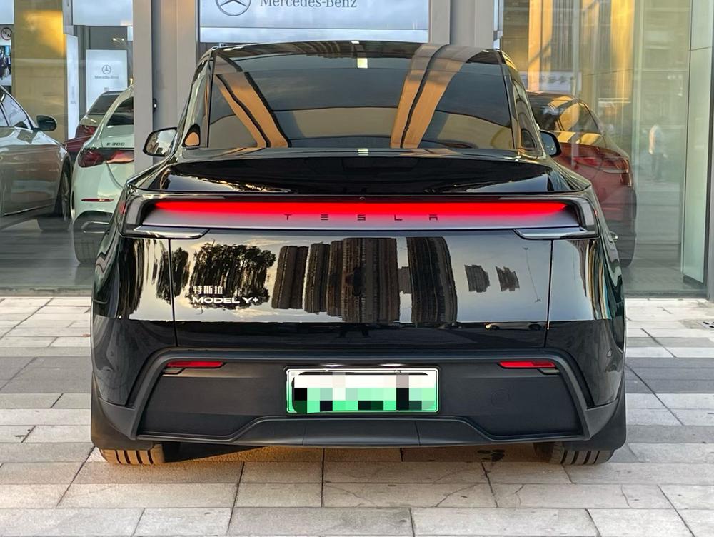 Tesla Model Y 2025 #4 Tesla Model Y 2025 car image #4