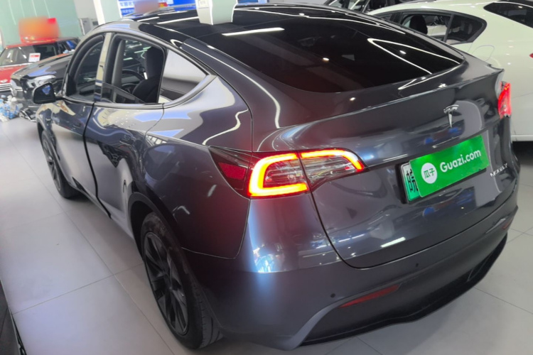 Tesla Model Y 2023 #5 Tesla Model Y 2023 car image #5