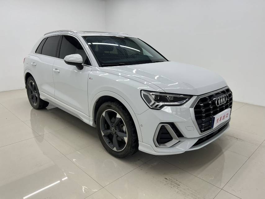 Audi Q3 2022 car image #3